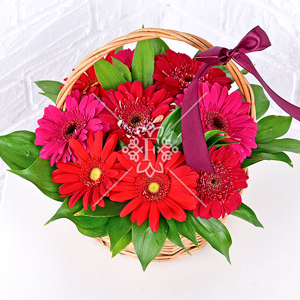 Вместо тысячи слов - композиция из гербер в плетеной корзинке